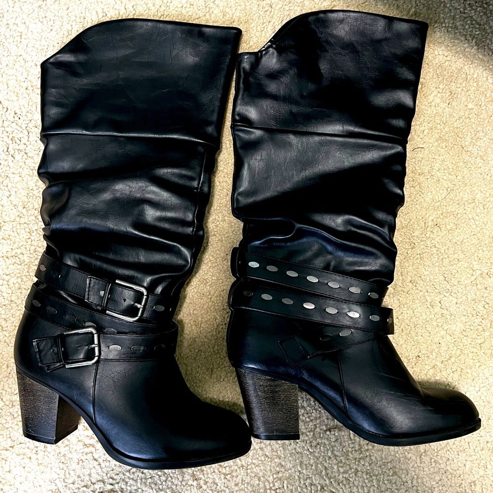 Black boots with buckle
